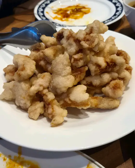 갓 튀겨져 나온 바삭한 탕수육