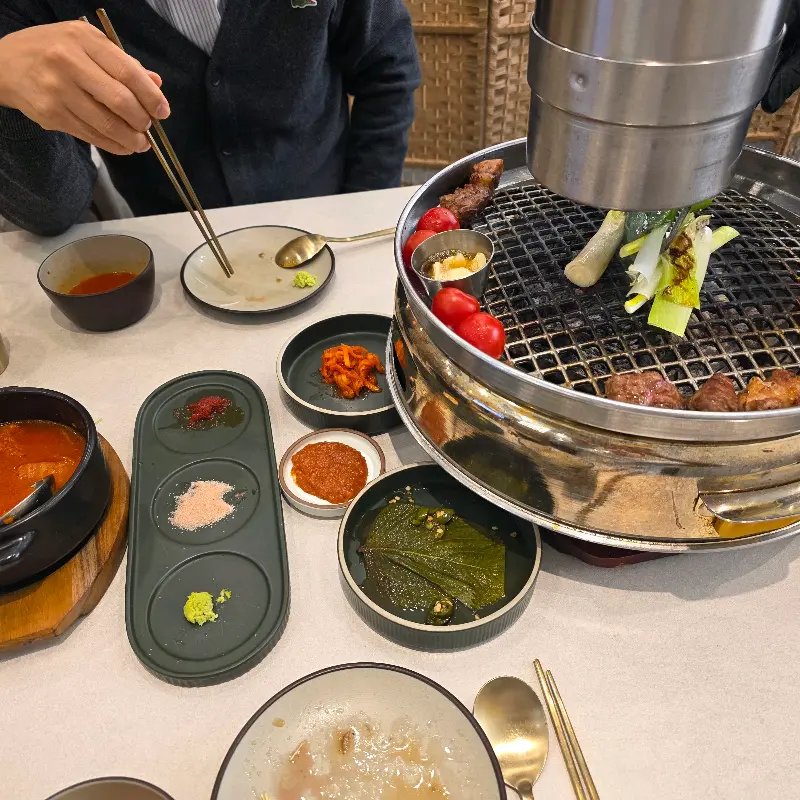 다양한 밑반찬과 꼬들살 구이