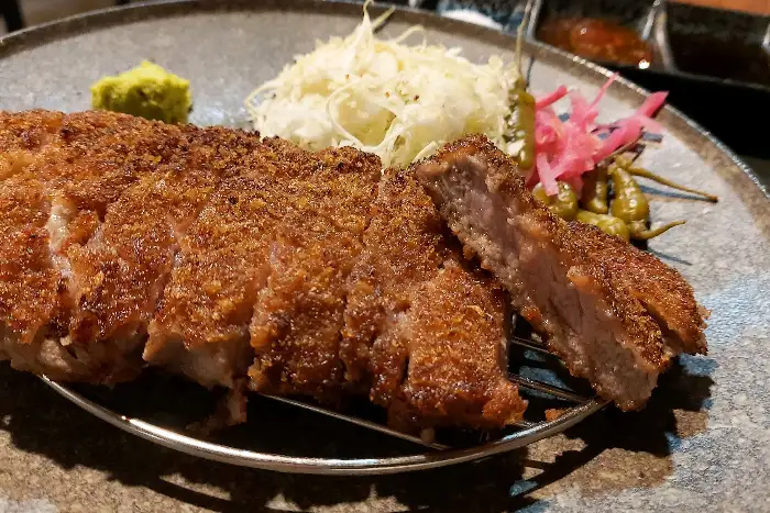 잘 구워진 규카츠 조각