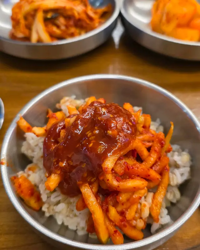 보리밥에 무생채를 듬뿍 넣어 비벼 먹는 맛