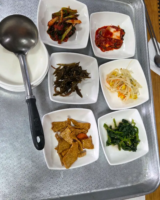 트레이에 담겨져 나오는 다양한 종류의 반찬