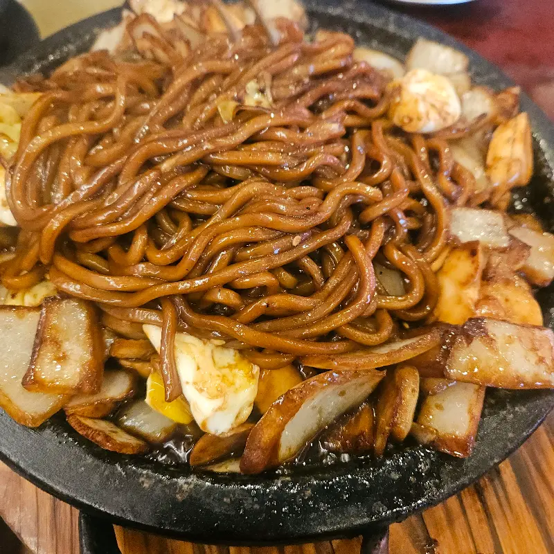 돌판 위에 푸짐하게 담겨 나오는 짜장면