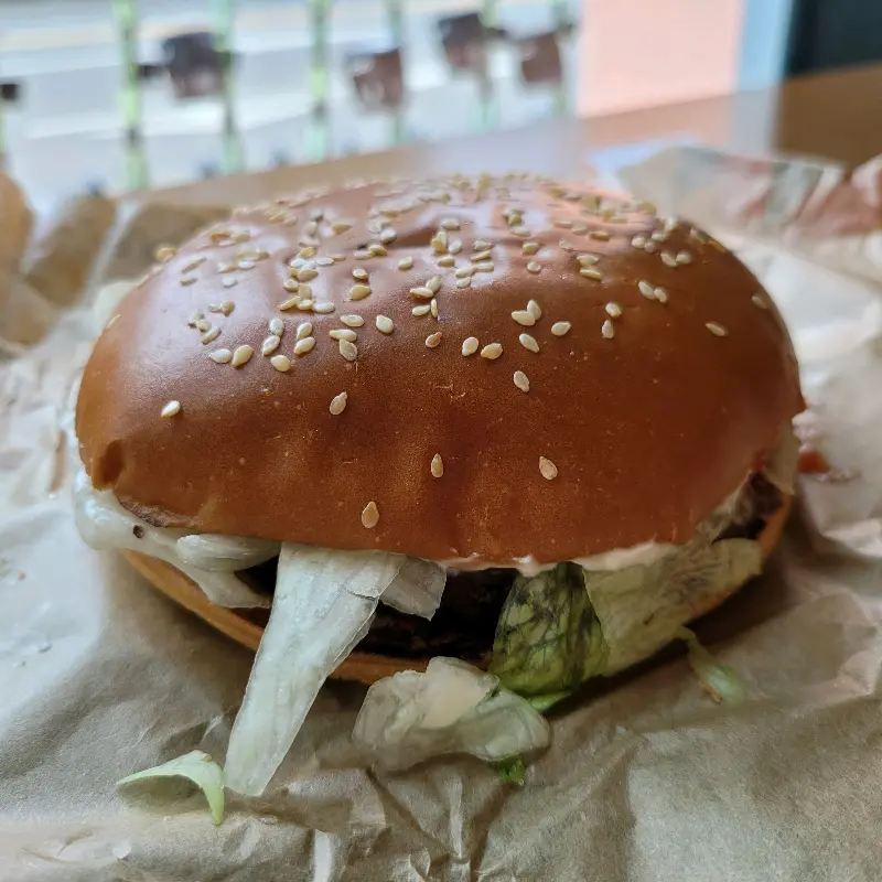 포장지에 담긴 콰트로페퍼 큐브스테이크 와퍼