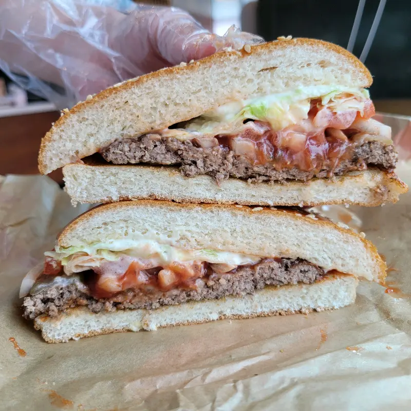 반으로 갈라진 콰트로페퍼 큐브스테이크 와퍼