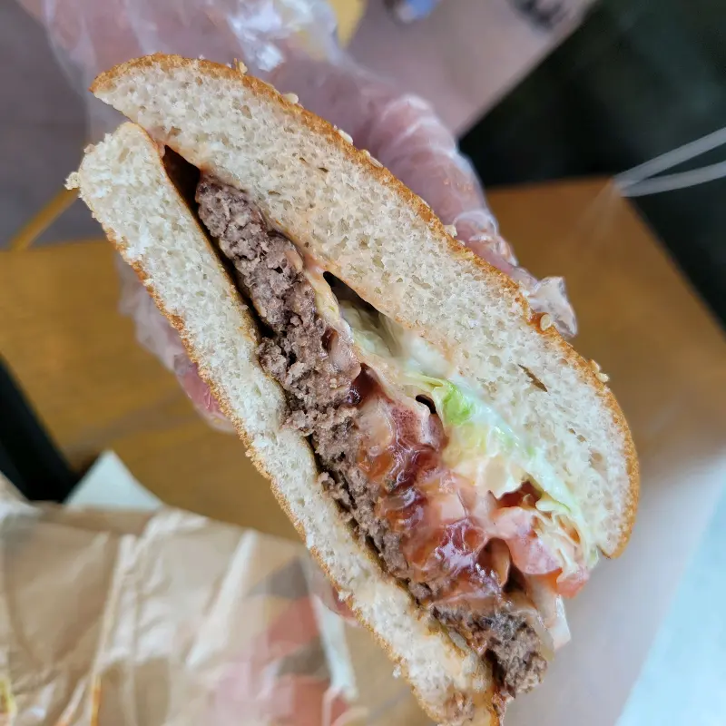 반으로 자른 콰트로페퍼 큐브스테이크 와퍼