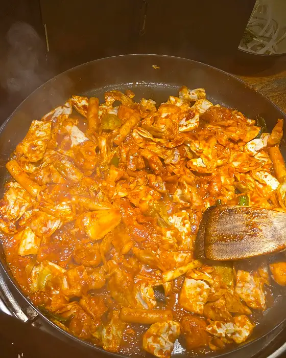 잘 익은 닭갈비와 함께 볶아진 밥