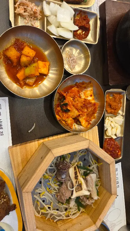 다양한 밑반찬과 편백찜, 떡갈비
