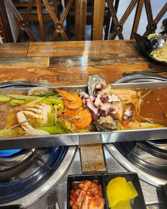 해산물이 가득한 철판 요리