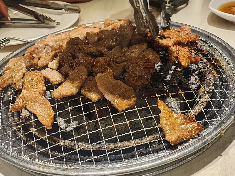 숯불 위에 구워지는 돼지갈비