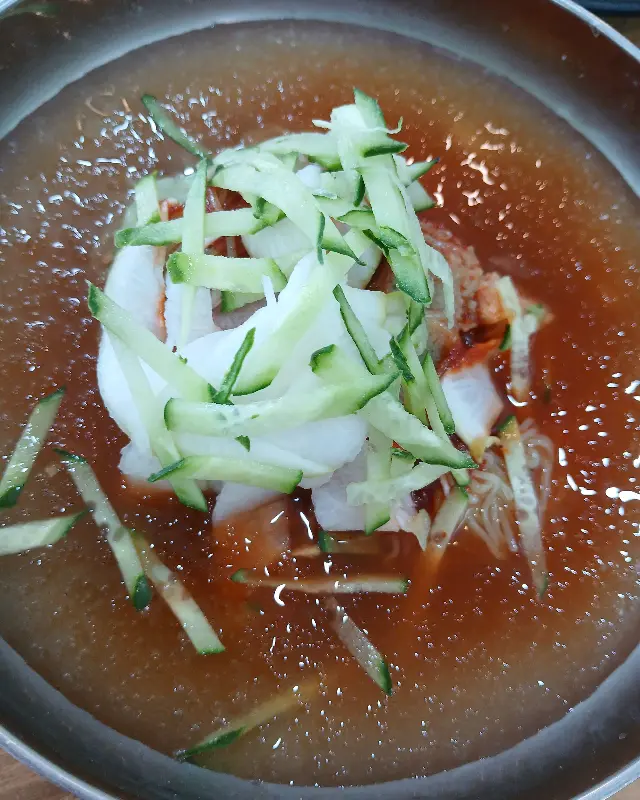 싱싱한 오이 고명이 올라간 냉면