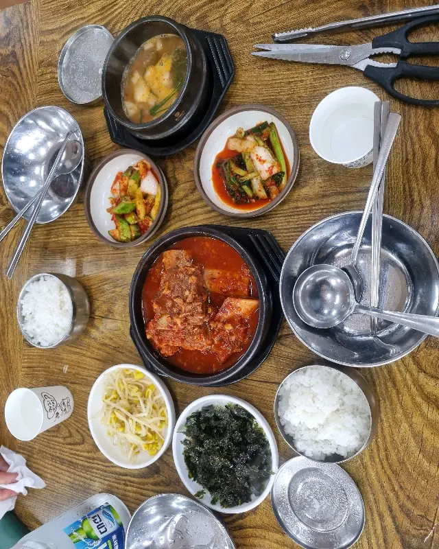 테이블 가득 차려진 소갈비찜 한상