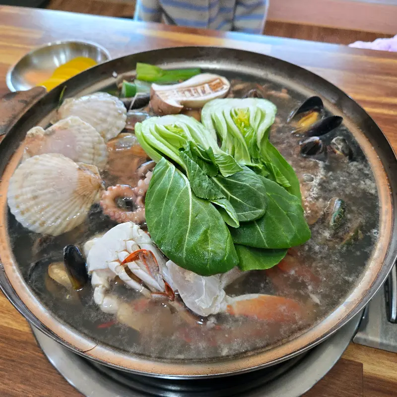 해산물이 가득한 칼국수