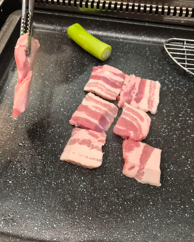 불판 위 삼겹살