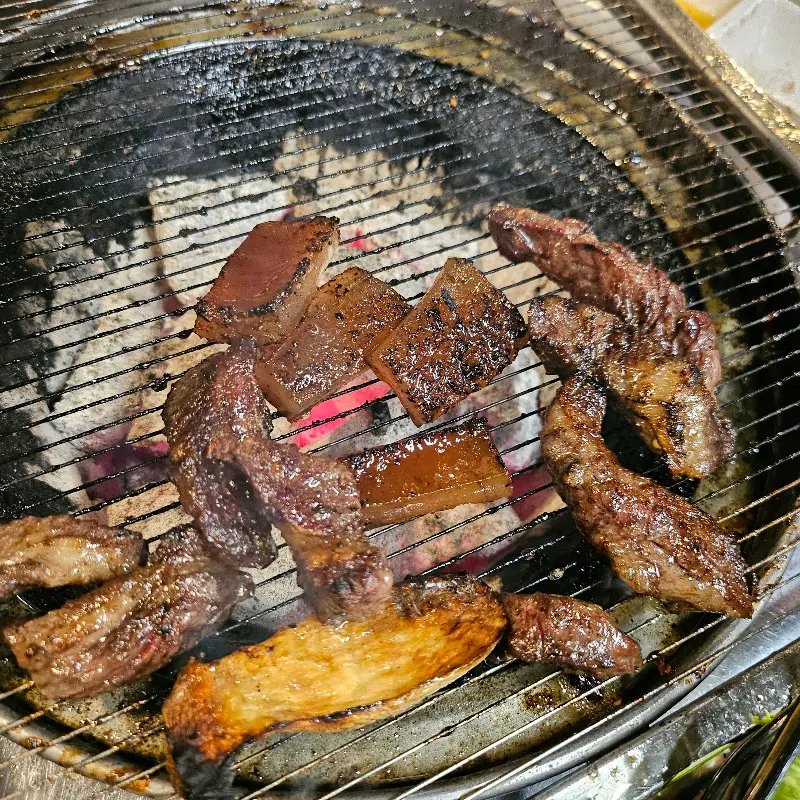 숯불 위에 올려진 돼지 껍데기