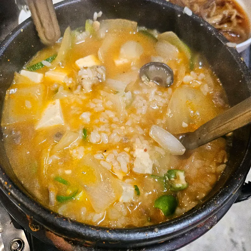 푸짐한 건더기가 들어간 된장찌개