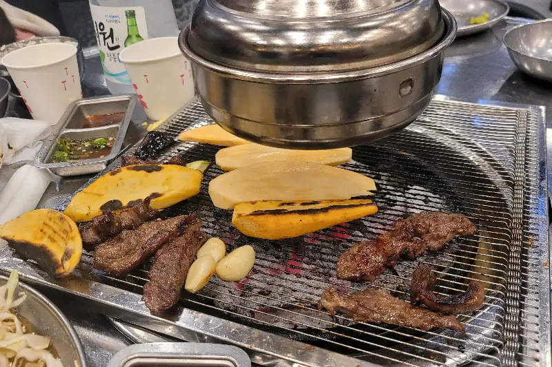 숯불 위에서 구워지는 소갈비살