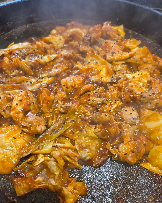 맛있게 익어가는 닭갈비