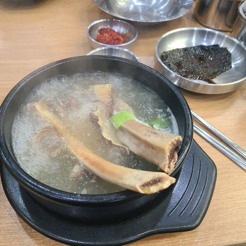 큼지막한 갈빗대가 인상적인 갈비탕