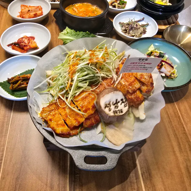 고추장 삼겹살과 다양한 곁들임 반찬