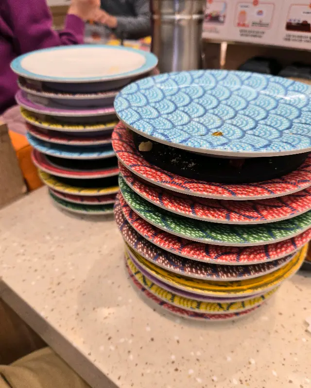 테이블 가득 쌓인 접시