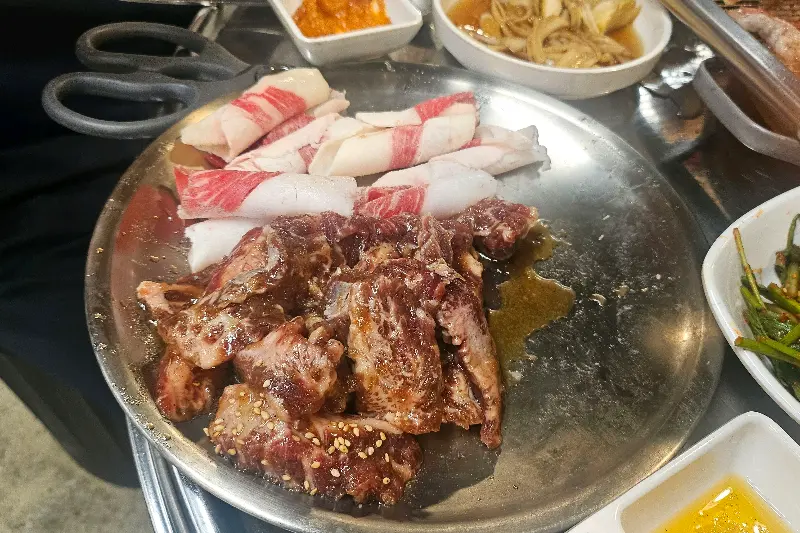 붉은 빛깔의 생갈비살과 양념 갈비살