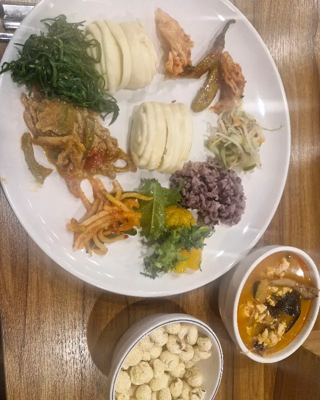 접시에 보기 좋게 담긴 다양한 반찬들