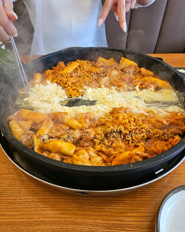 닭갈비와 쫄면 사리의 조화