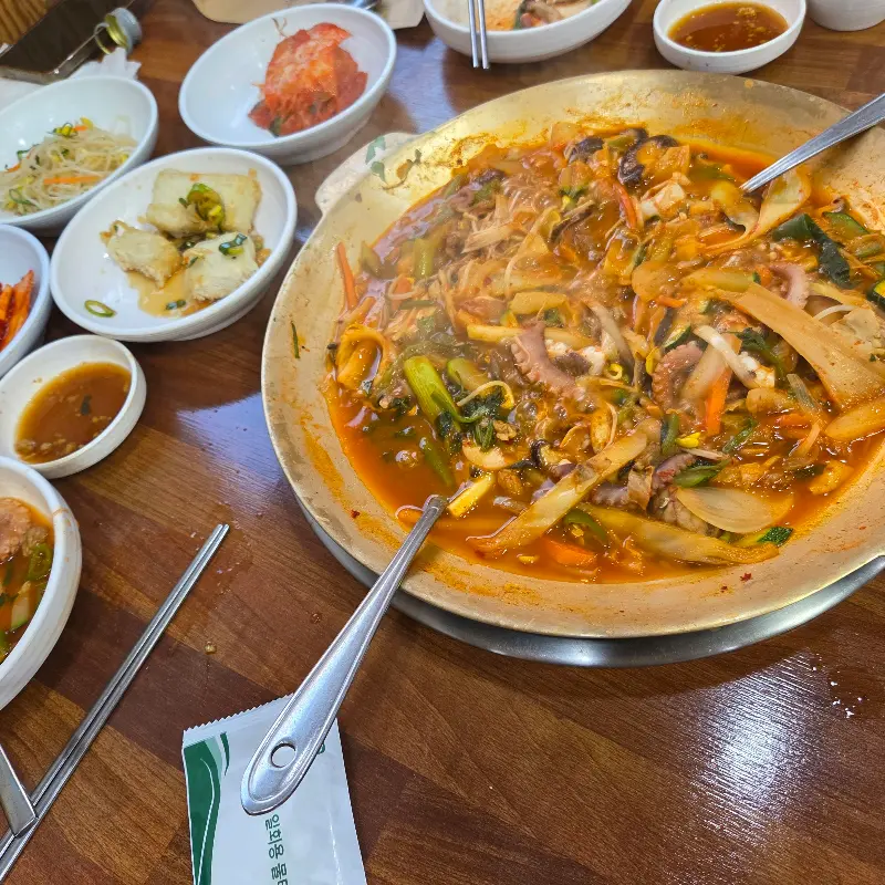 다채로운 밑반찬과 푸짐한 낙지 요리의 조화