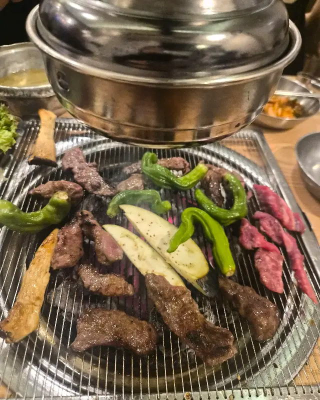 숯불 위에서 구워지는 소갈비살과 버섯, 꽈리고추