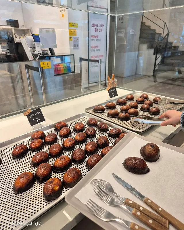 갓 구워져 나온 빵들