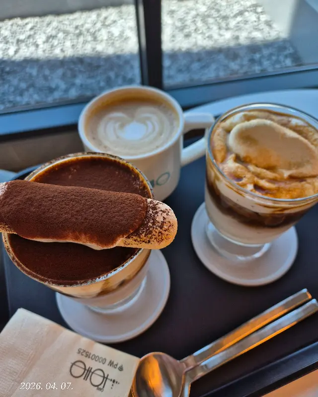 달콤한 디저트와 커피