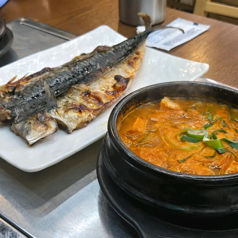 노릇하게 구워진 고등어 구이