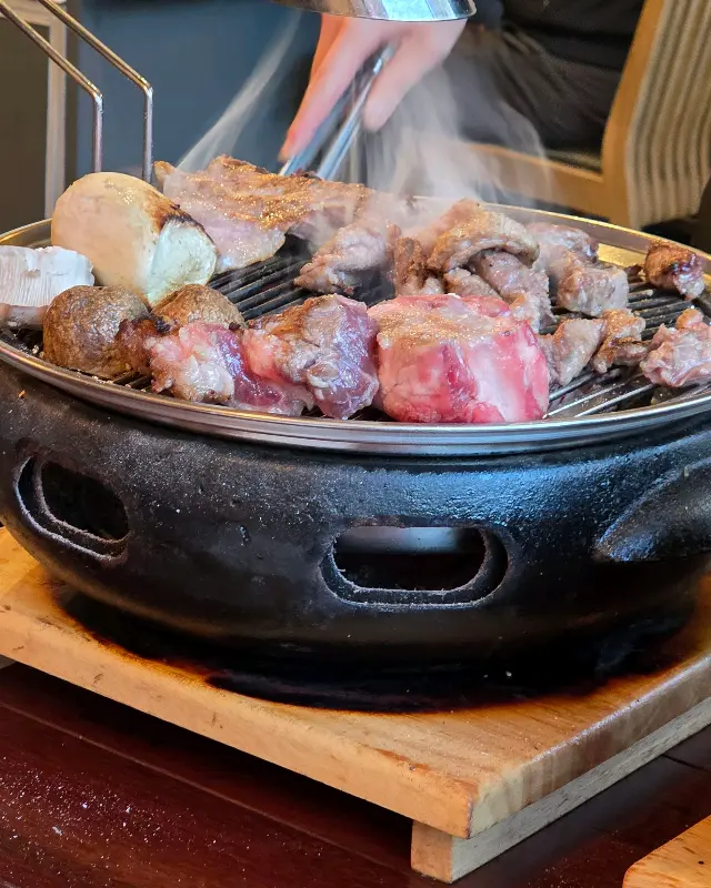 전문가의 손길로 구워지는 꽃목살