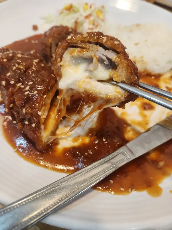 치즈가 듬뿍 들어간 치즈롤돈까스
