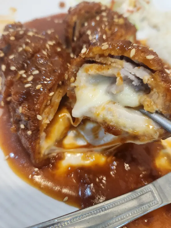 치즈롤돈까스의 단면