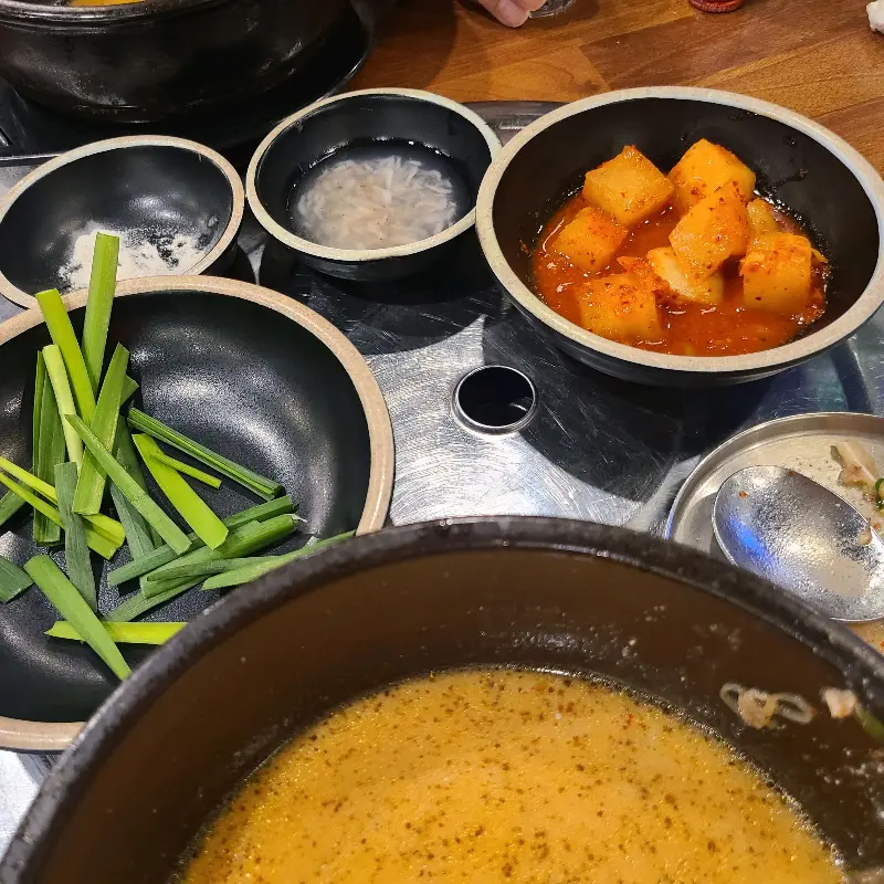 다채로운 반찬 구성