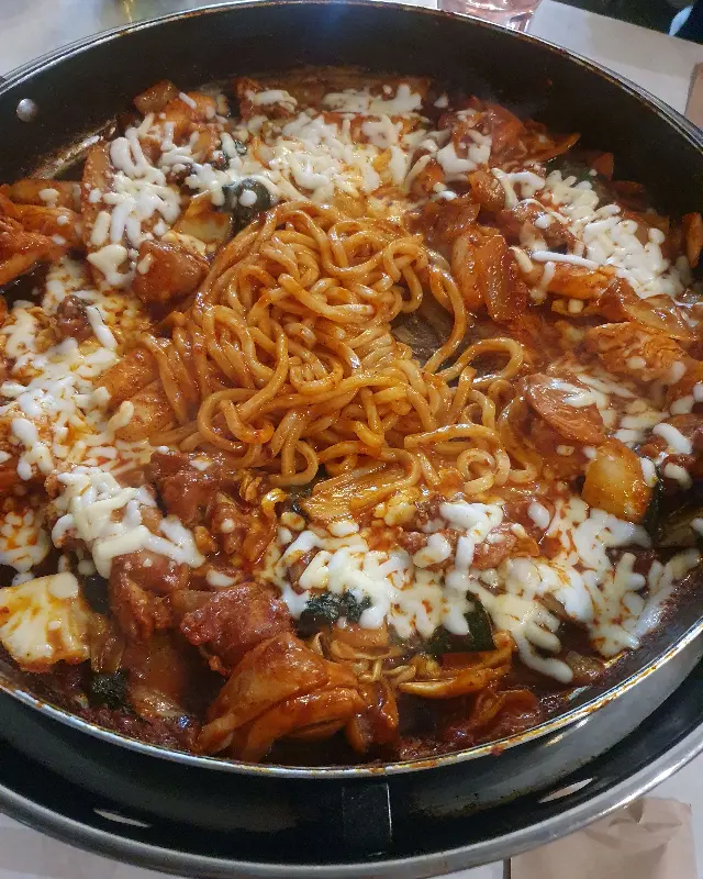 닭갈비와 라면사리, 치즈의 완벽한 조화
