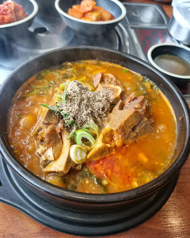 얼큰한 국물이 매력적인 뼈해장국