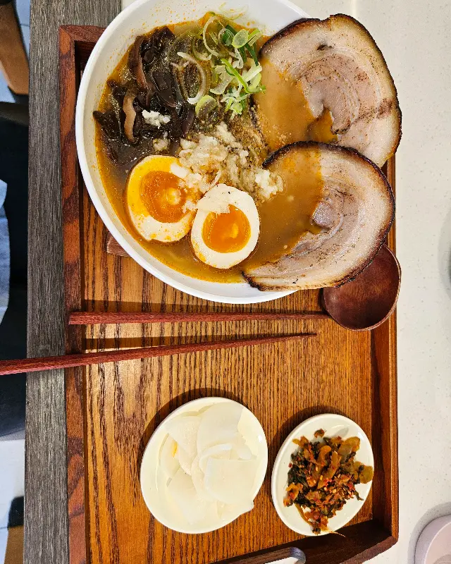 라멘과 함께 제공되는 갓김치와 단무지