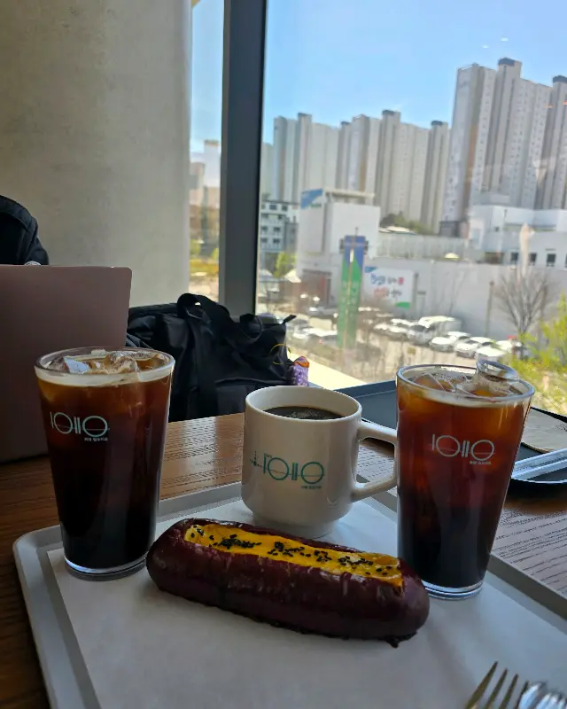 음료와 빵이 놓인 테이블