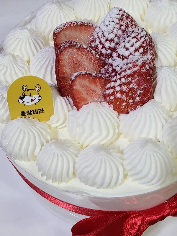 싱싱한 딸기가 듬뿍 올려진 딸기 케이크