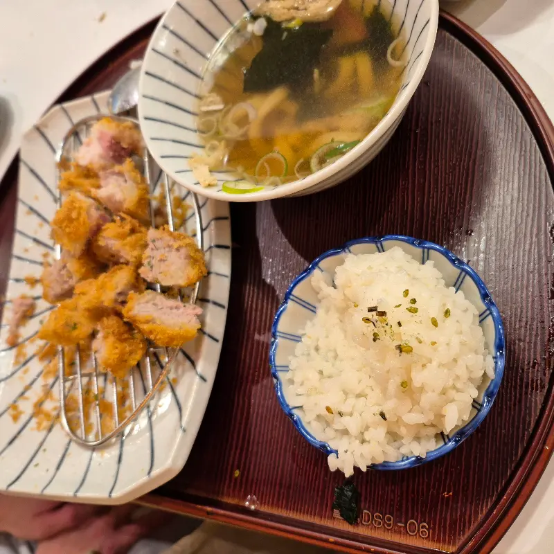 돈까스와 곁들여 먹기 좋은 밥과 국