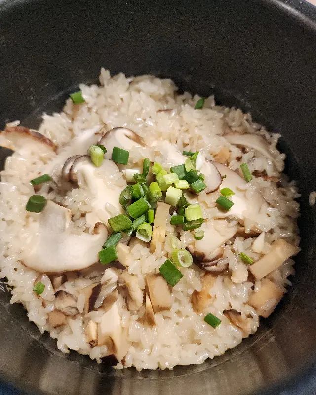 뭉텅 용인동백점의 표고버섯 솥밥