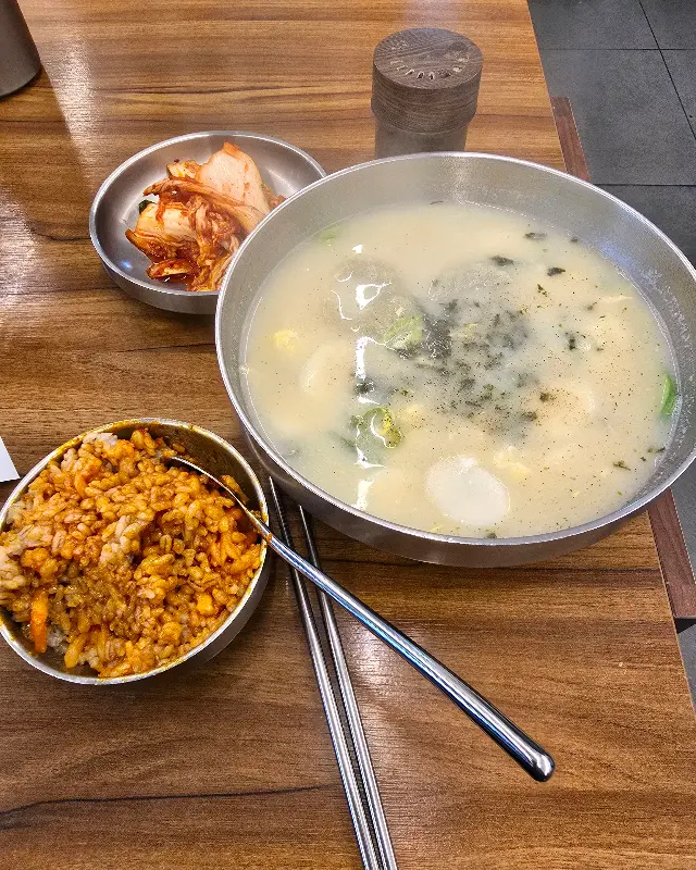 석촌칼국수와 김치의 환상적인 조합