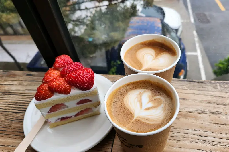 딸기 케이크와 플랫 화이트