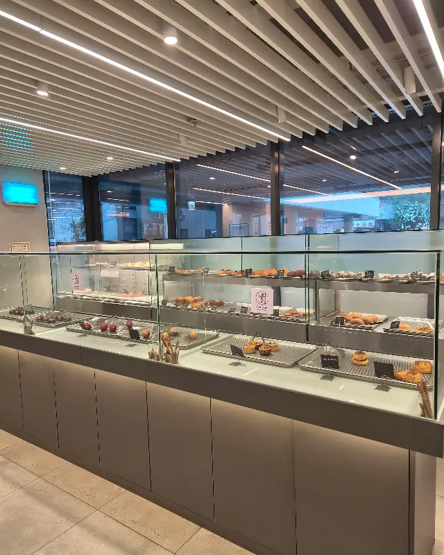 다양한 빵과 디저트가 진열된 쇼케이스