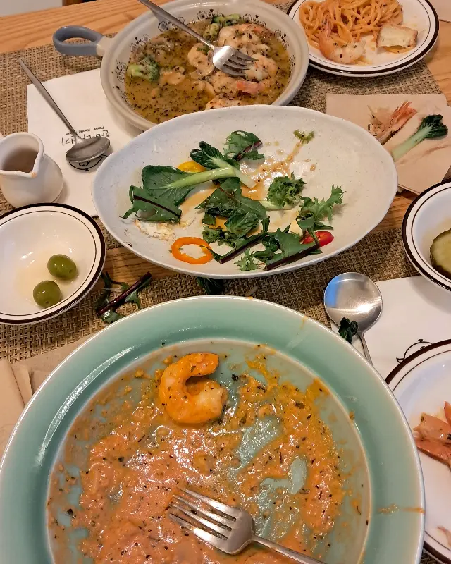 식사를 마친 테이블의 모습