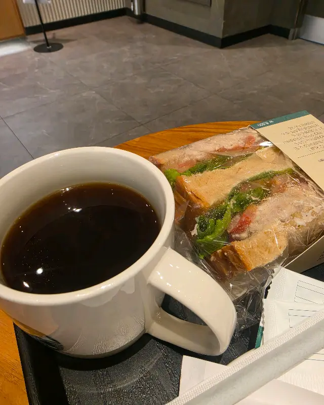 아메리카노와 샌드위치가 놓인 쟁반