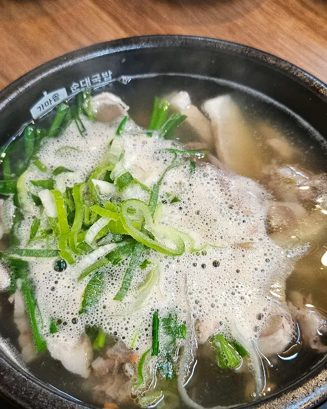 얼큰순대국밥의 매콤한 자태