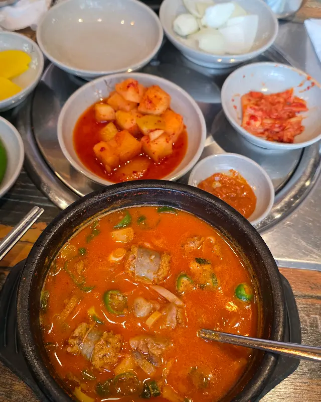 잘 익은 깍두기와 함께